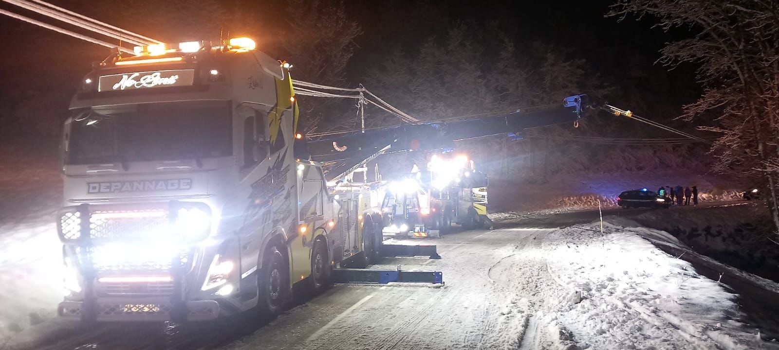 Camion rouge vu de profil à l'arrêt sur la route