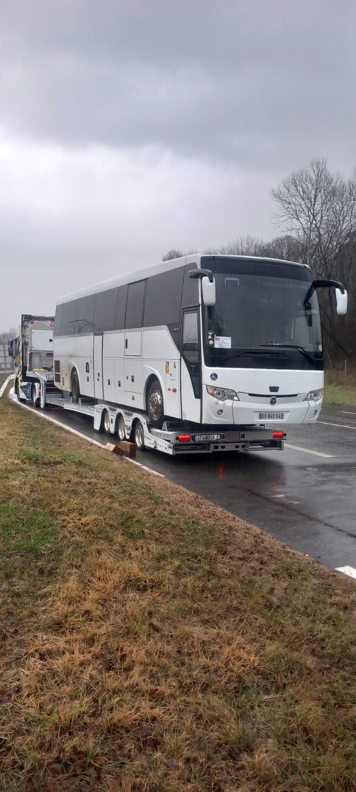 Camion de dépannage devant un panorama montagneux