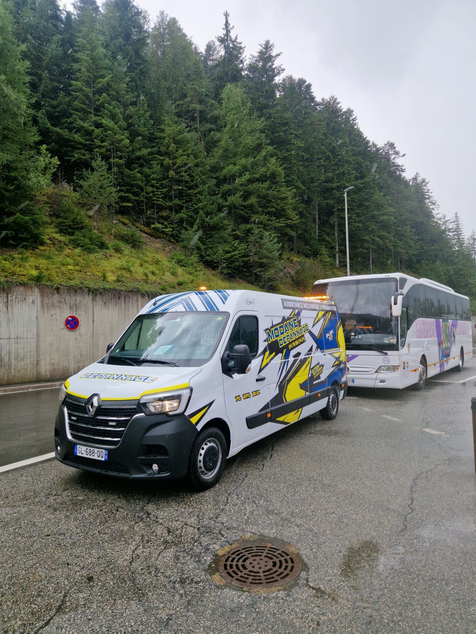 Camion blanc retourné dans un fossé sur le bord de la route