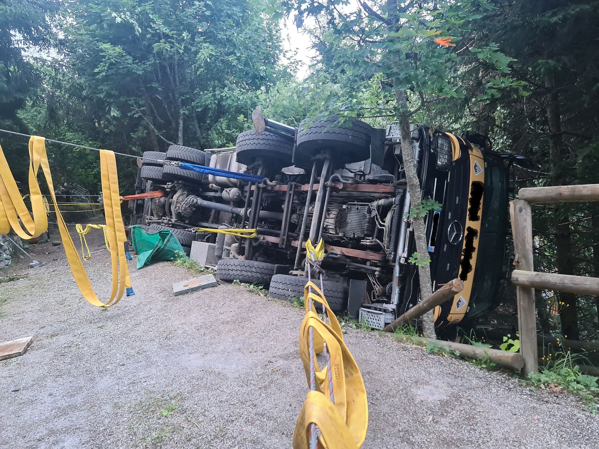 Camion blanc de dépannage avec toutes les lumières allumées en pleine nuit