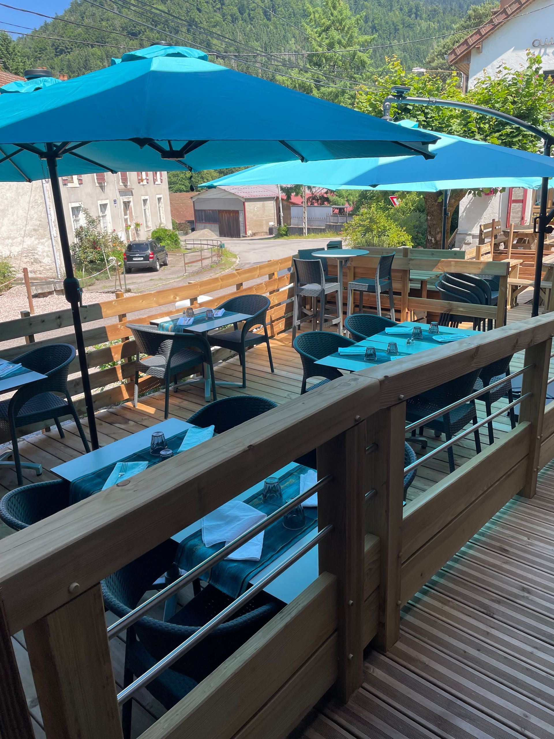 Terrasse en bois avec parasols