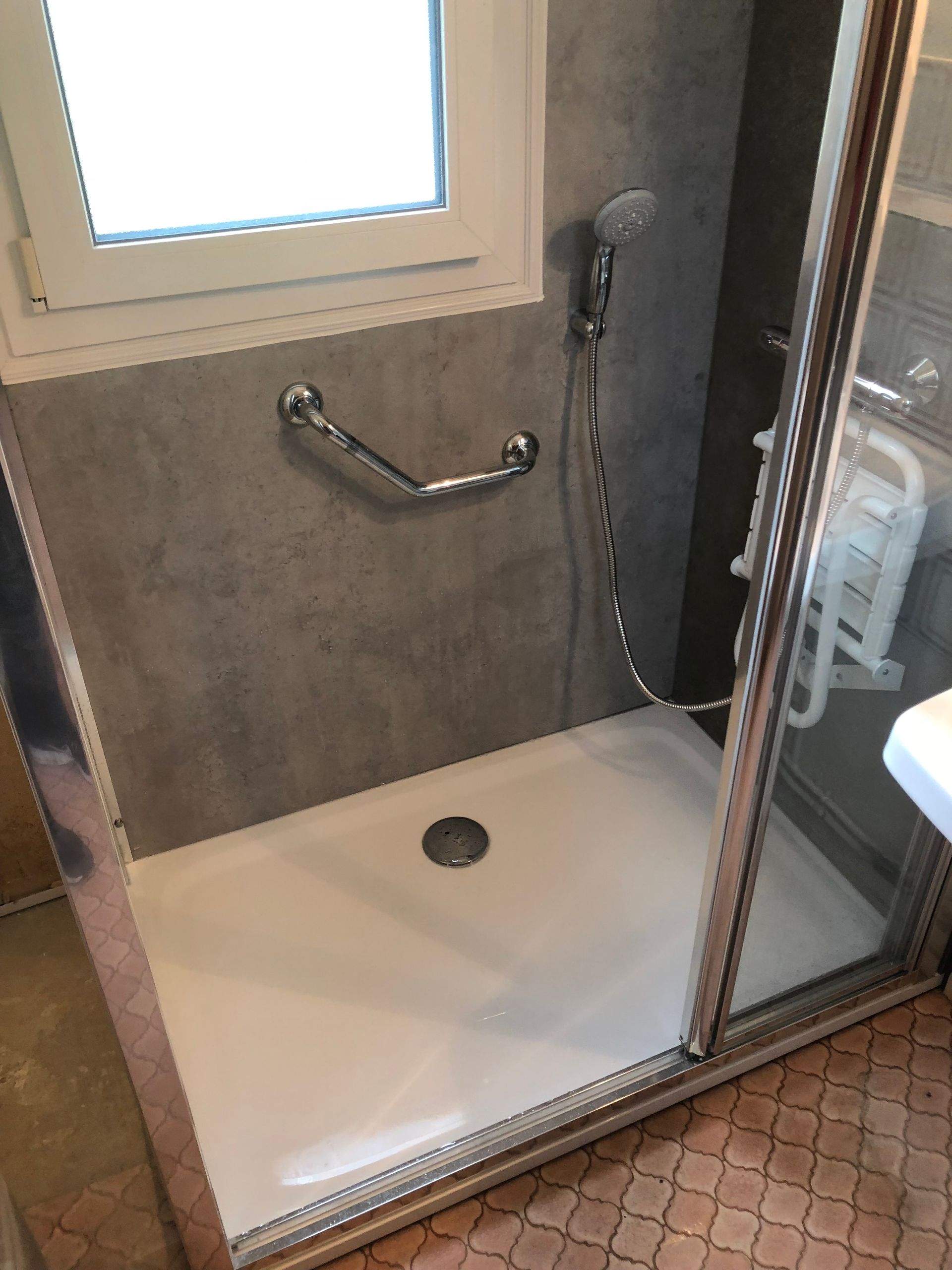 Pose d'une douche pour personne à mobilité réduite