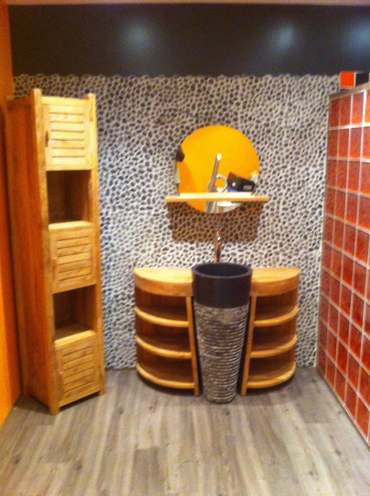 Vasque noire sur mesure avec meuble en bois et miroir