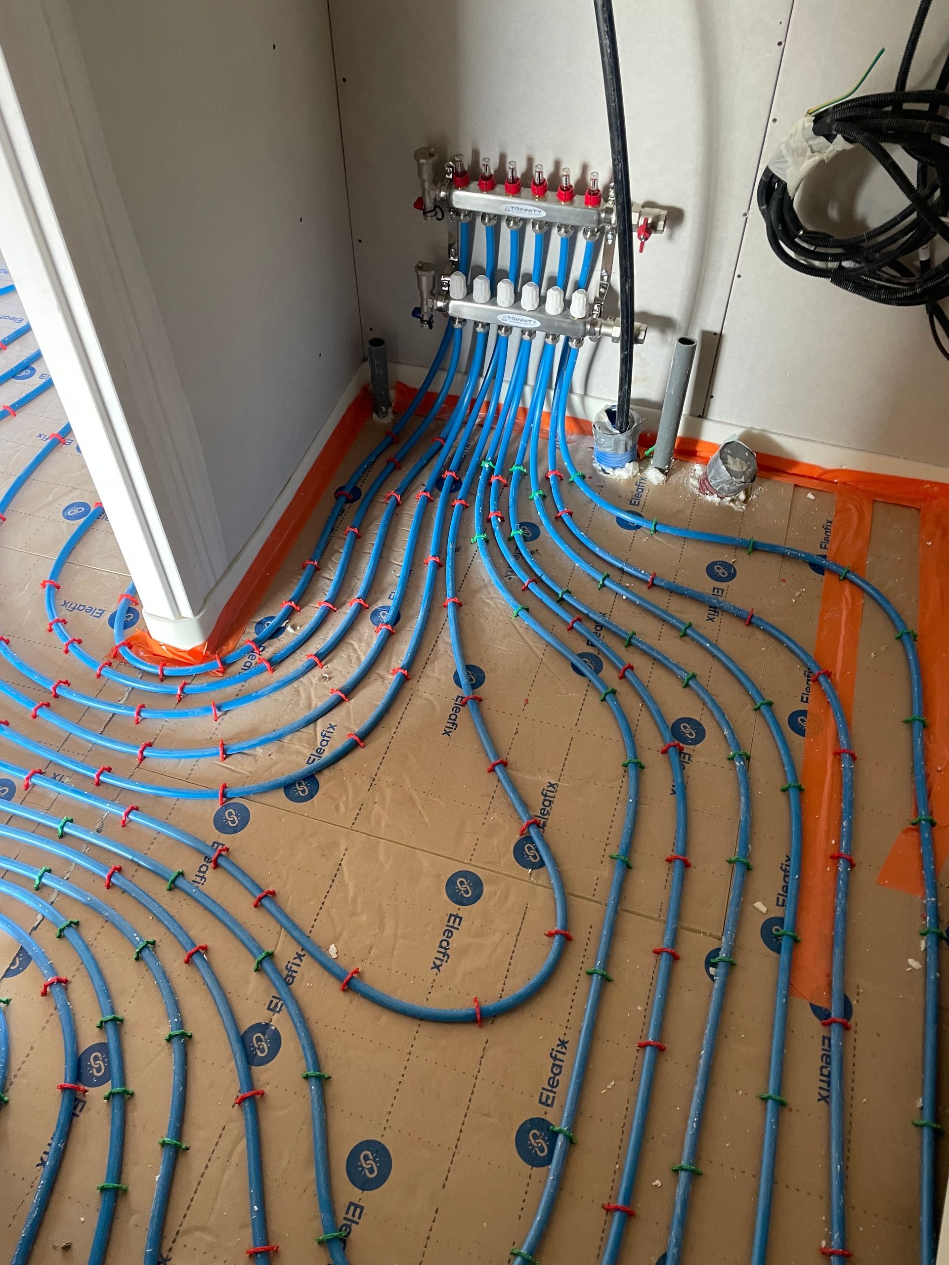 Travaux pour la pose d'un plancher chauffant avec tuyauterie d'accès