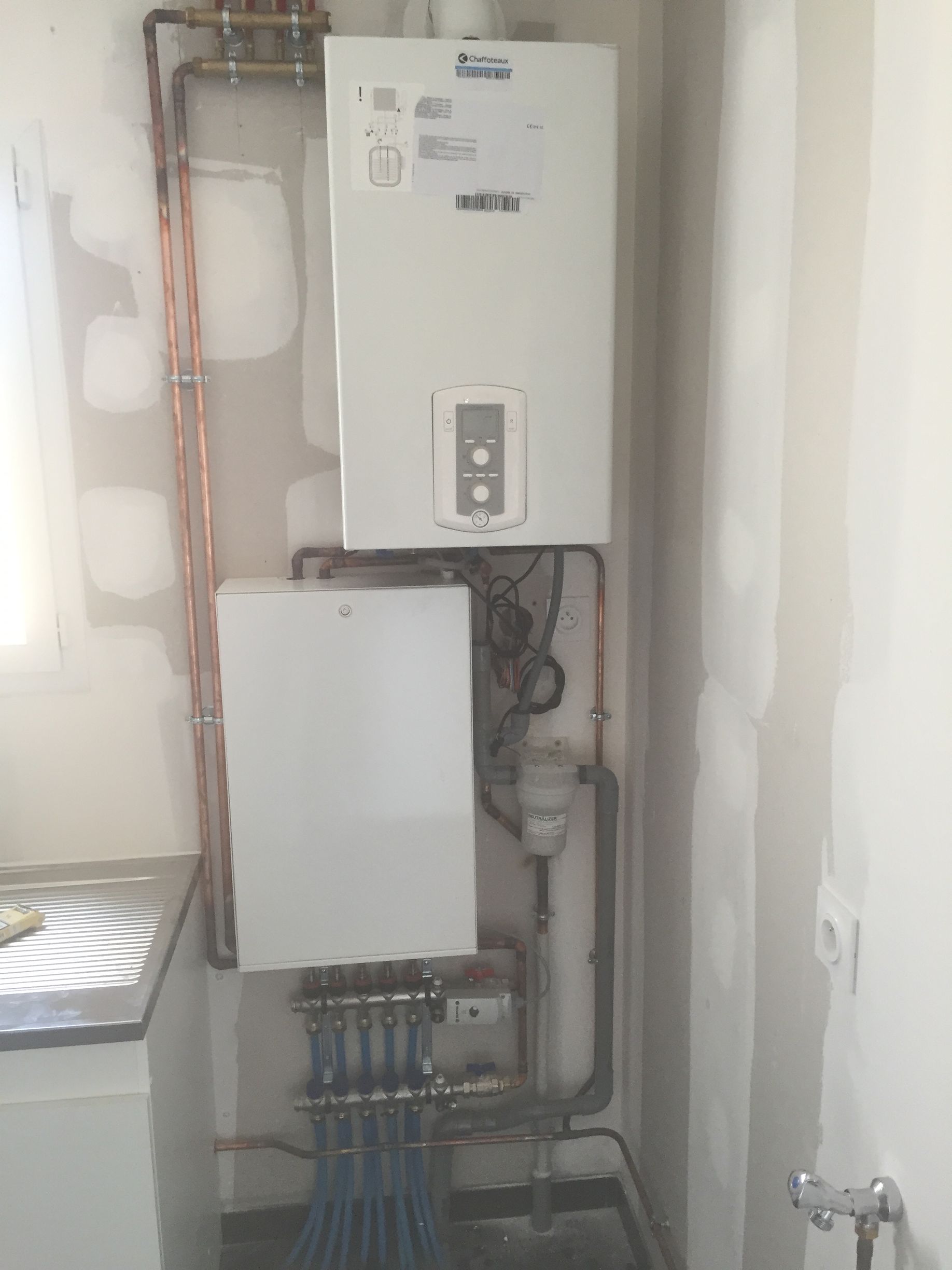 Chauffe-eau mural installé avec chaudière murale