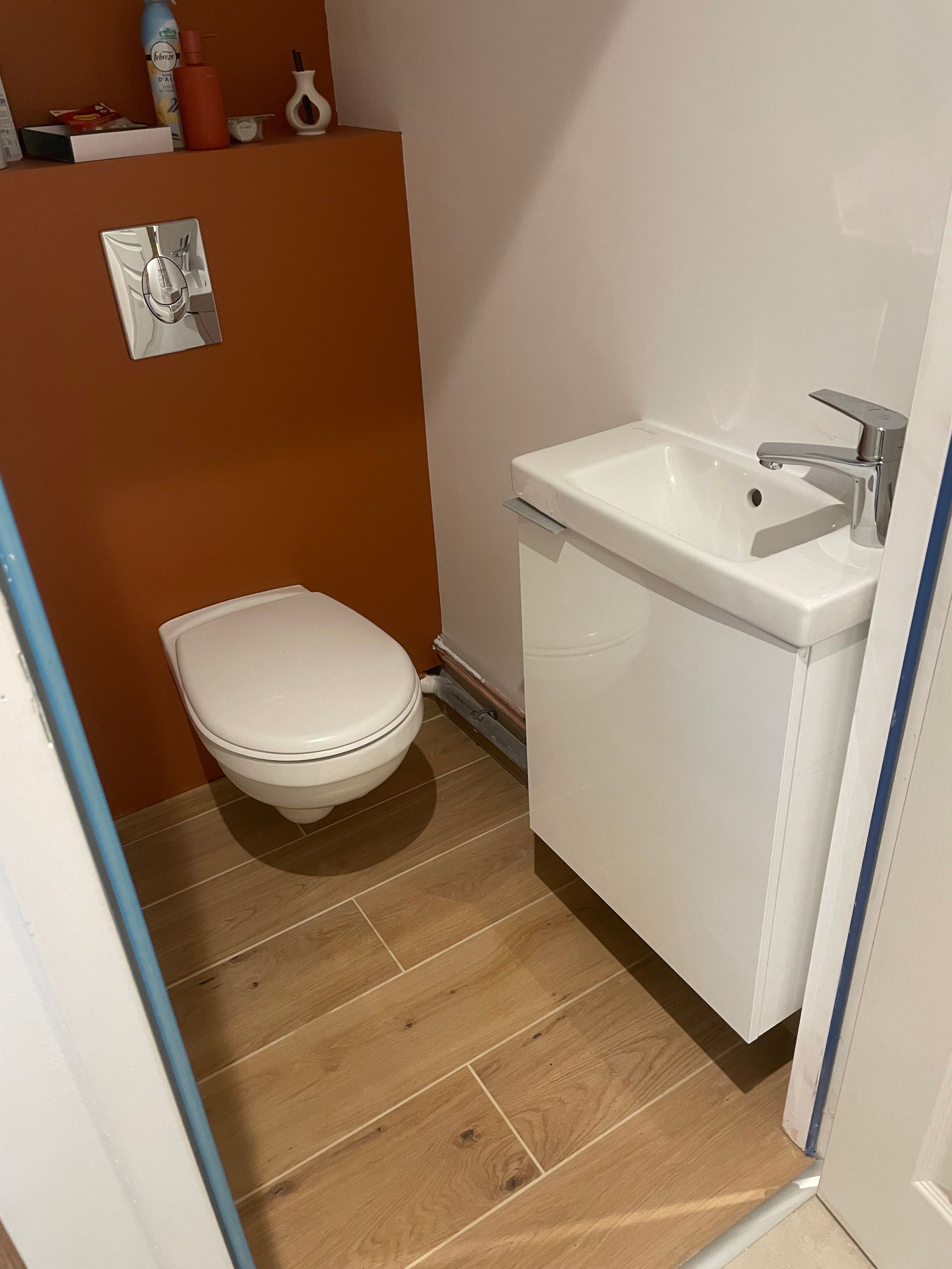 Pose de toilettes avec meuble muni d'un lavabo
