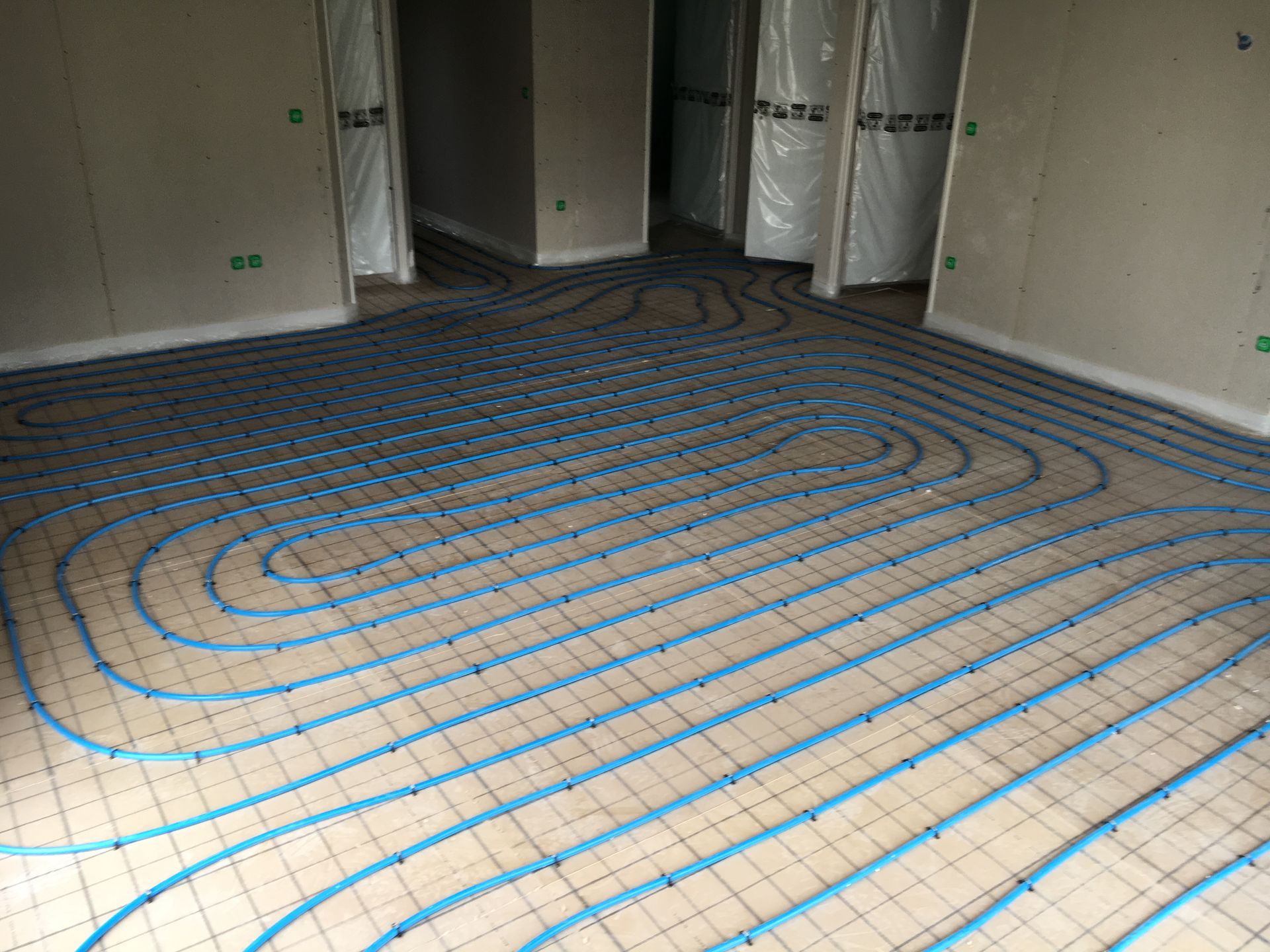 Tuyauterie d'un plancher chauffant en cours d'installation