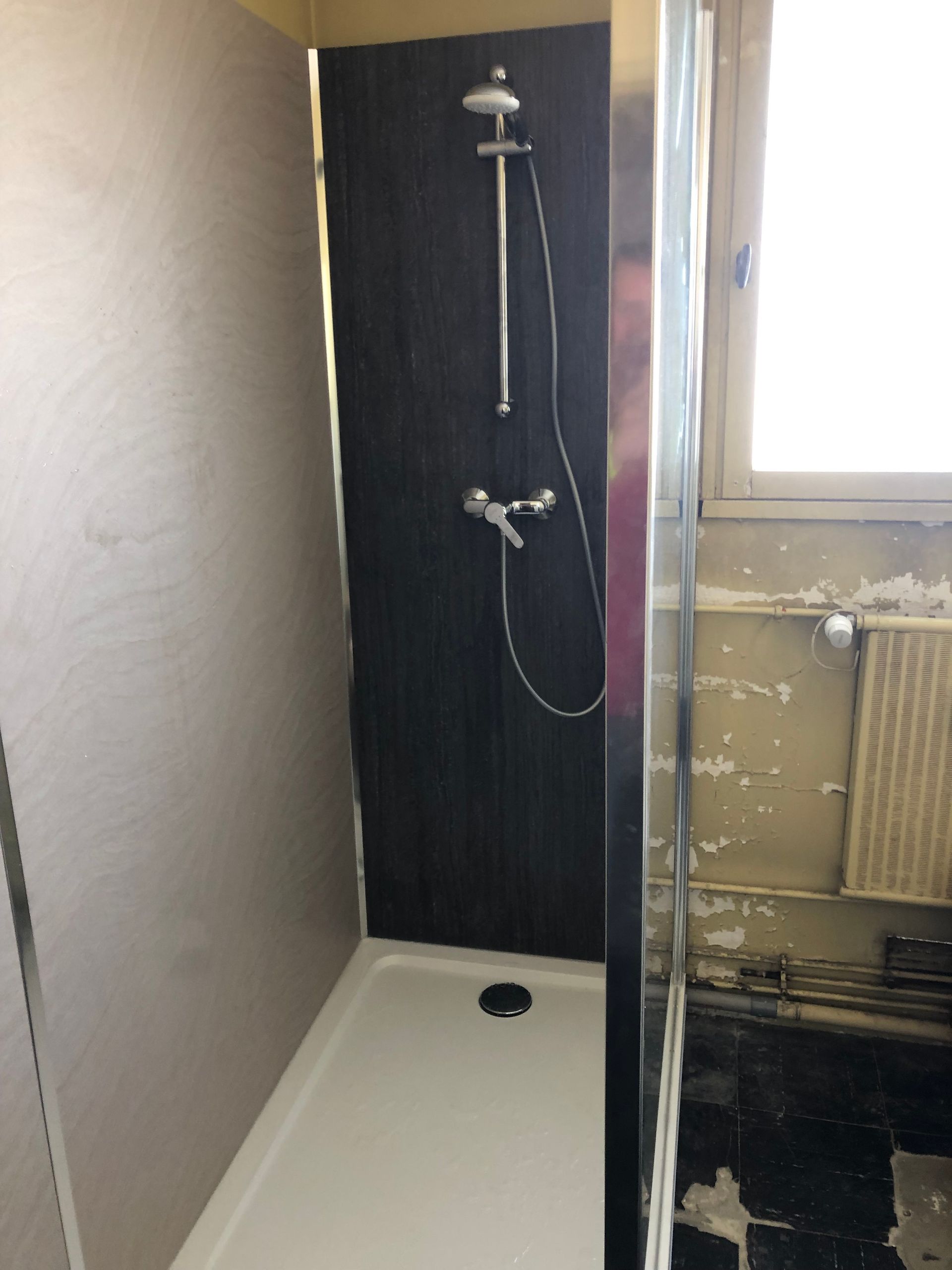 Installation d'une cabine de douche dans une salle de bains en cours de travaux