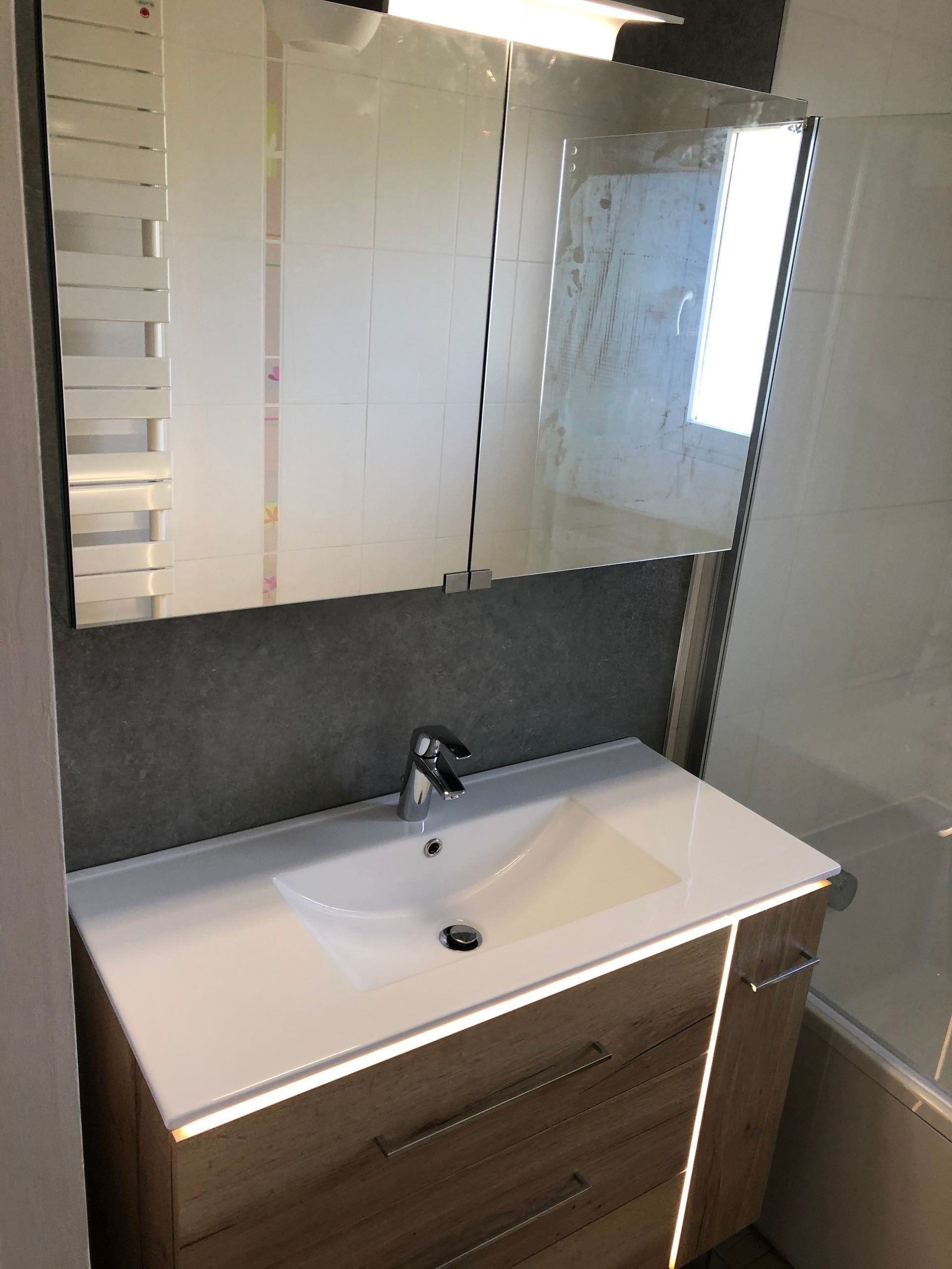 Installation d'une vasque pour salle de bains avec miroir mural