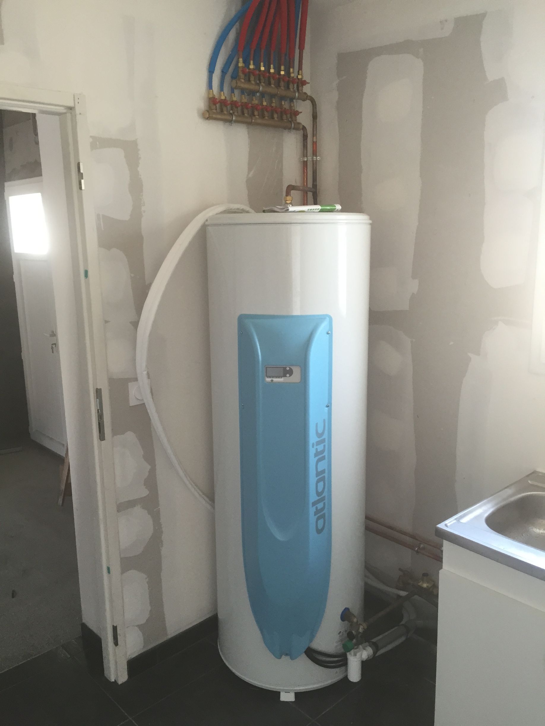 Installation d'un chauffe-eau de la marque Atlantic