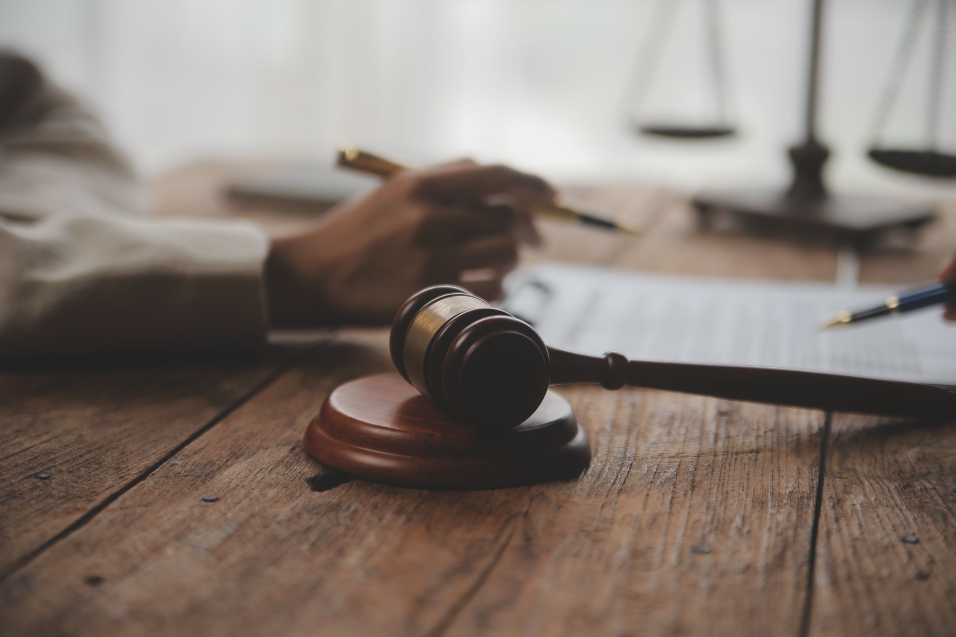 Femme qui écrit sur un document