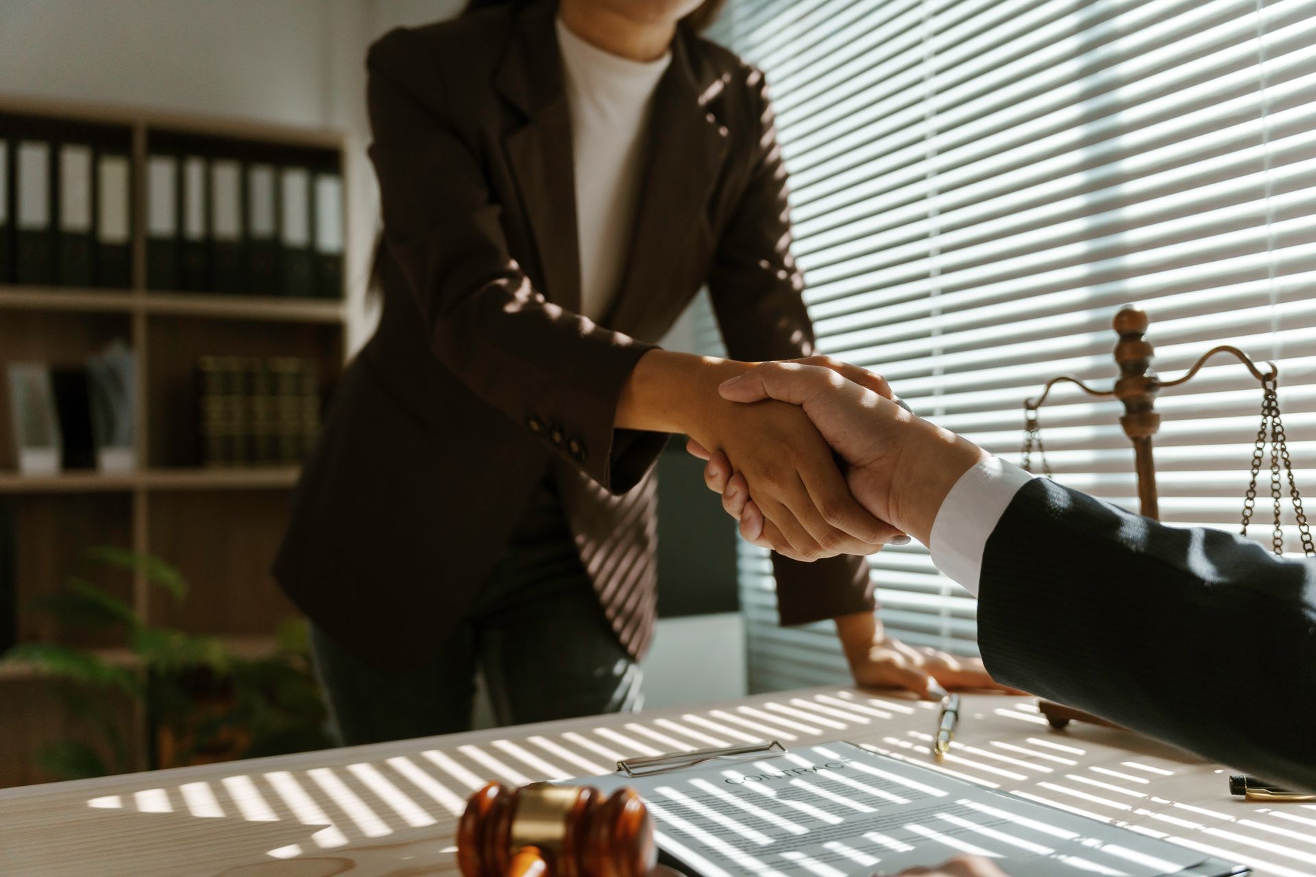 Une avocate et un client se serrent la main