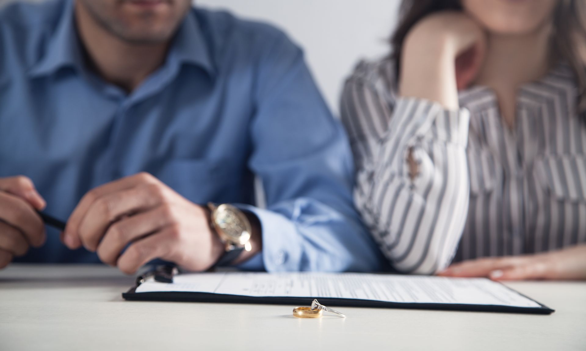 Alliances sur une table
