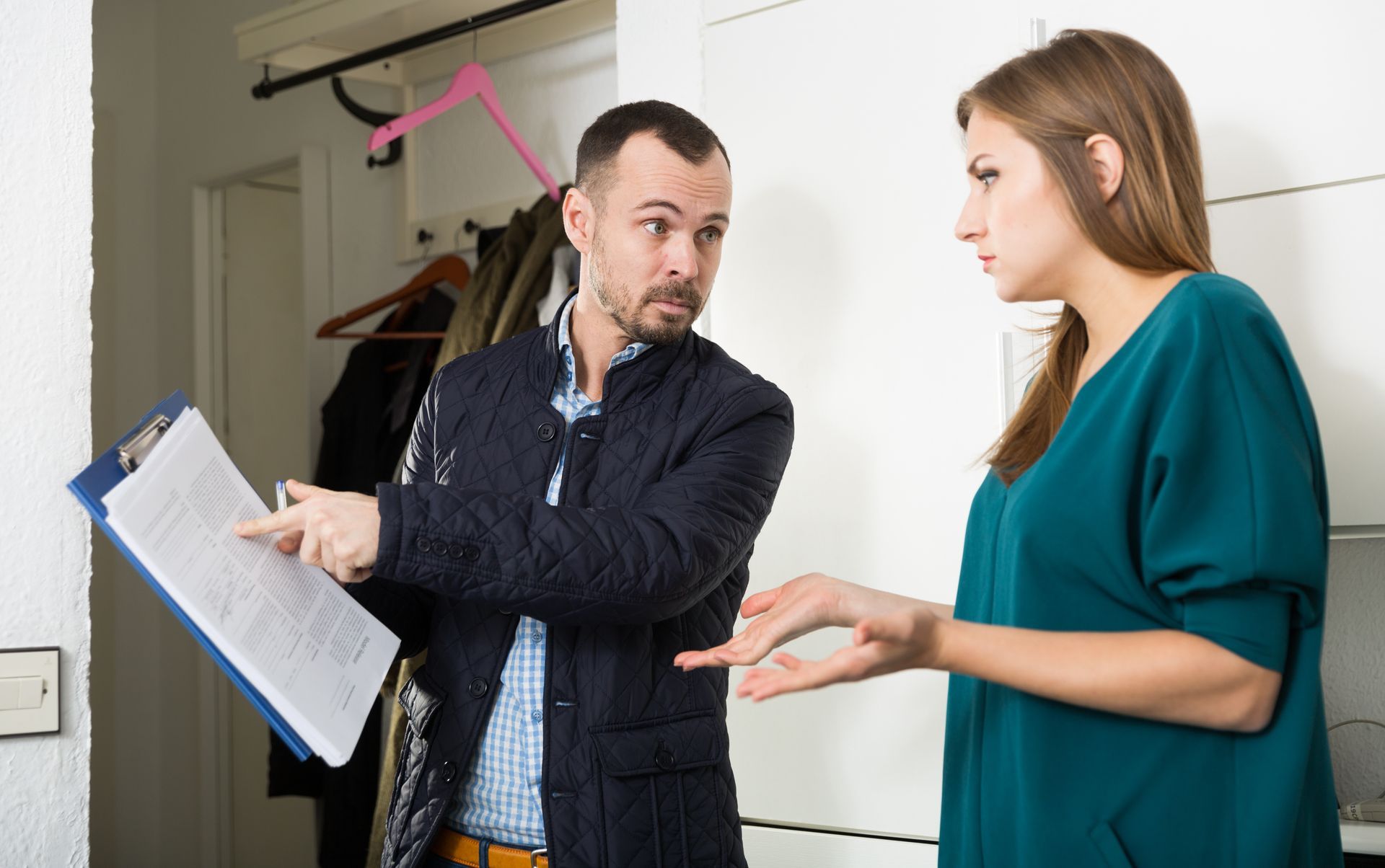 Un homme montre un contrat à une femme