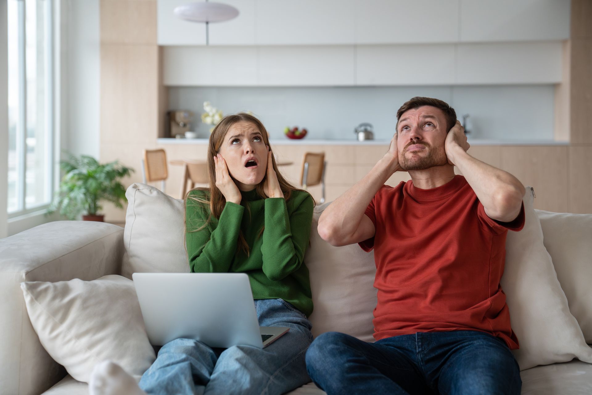 Une femme et un homme gênés par une nuisance sonore