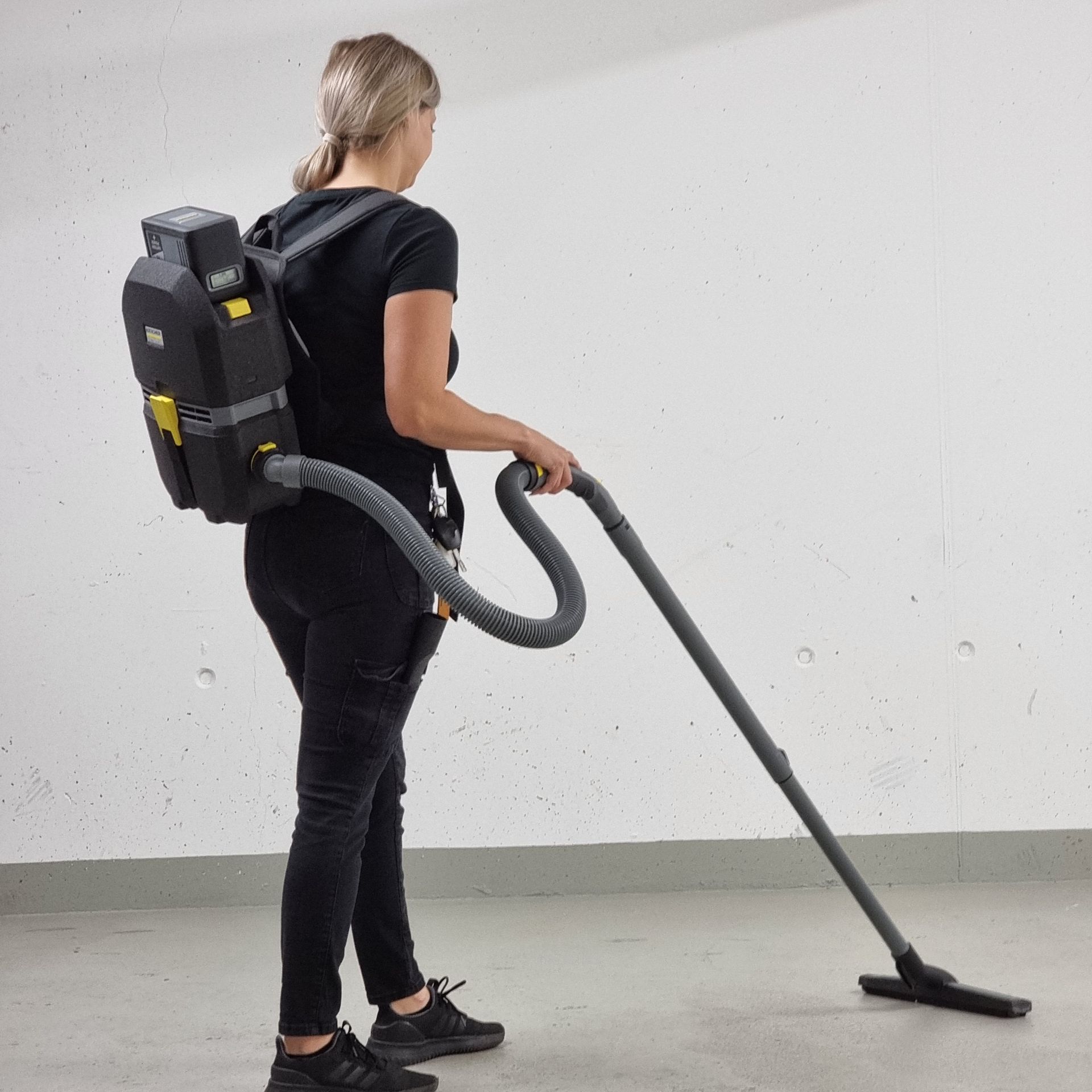 Ein weißer Lieferwagen mit darauf gestapelten Kisten