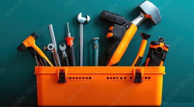 Ein Mann steht hinten in einem mit Pappkartons gefüllten Lieferwagen.