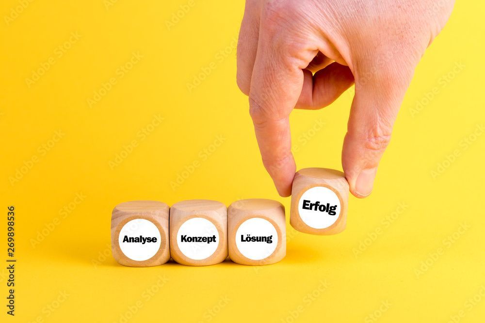 Ein Mann steht hinten in einem mit Pappkartons gefüllten Lieferwagen.