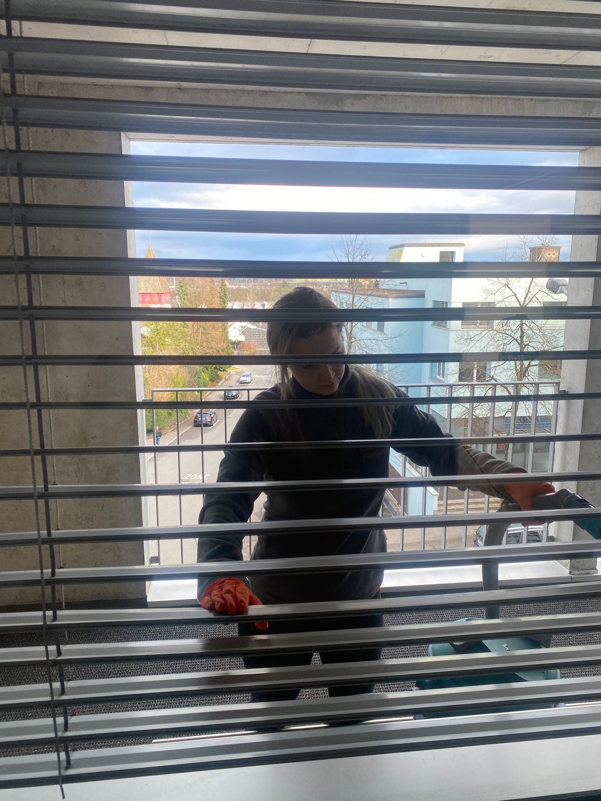 Ein Mann steht hinten in einem mit Pappkartons gefüllten Lieferwagen.