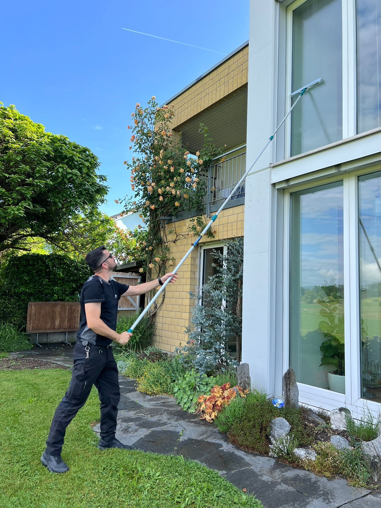 Ein Mann und eine Frau tragen Kisten in ein neues Zuhause.