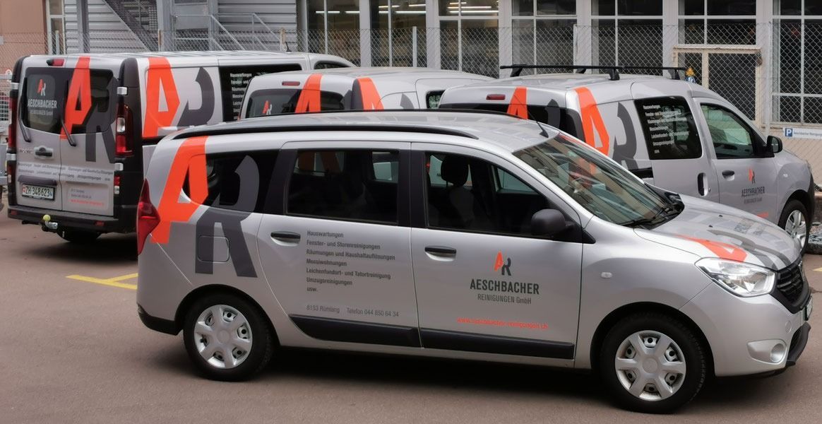 Eine Frau sitzt auf einer Couch und telefoniert mit einem Mobiltelefon.