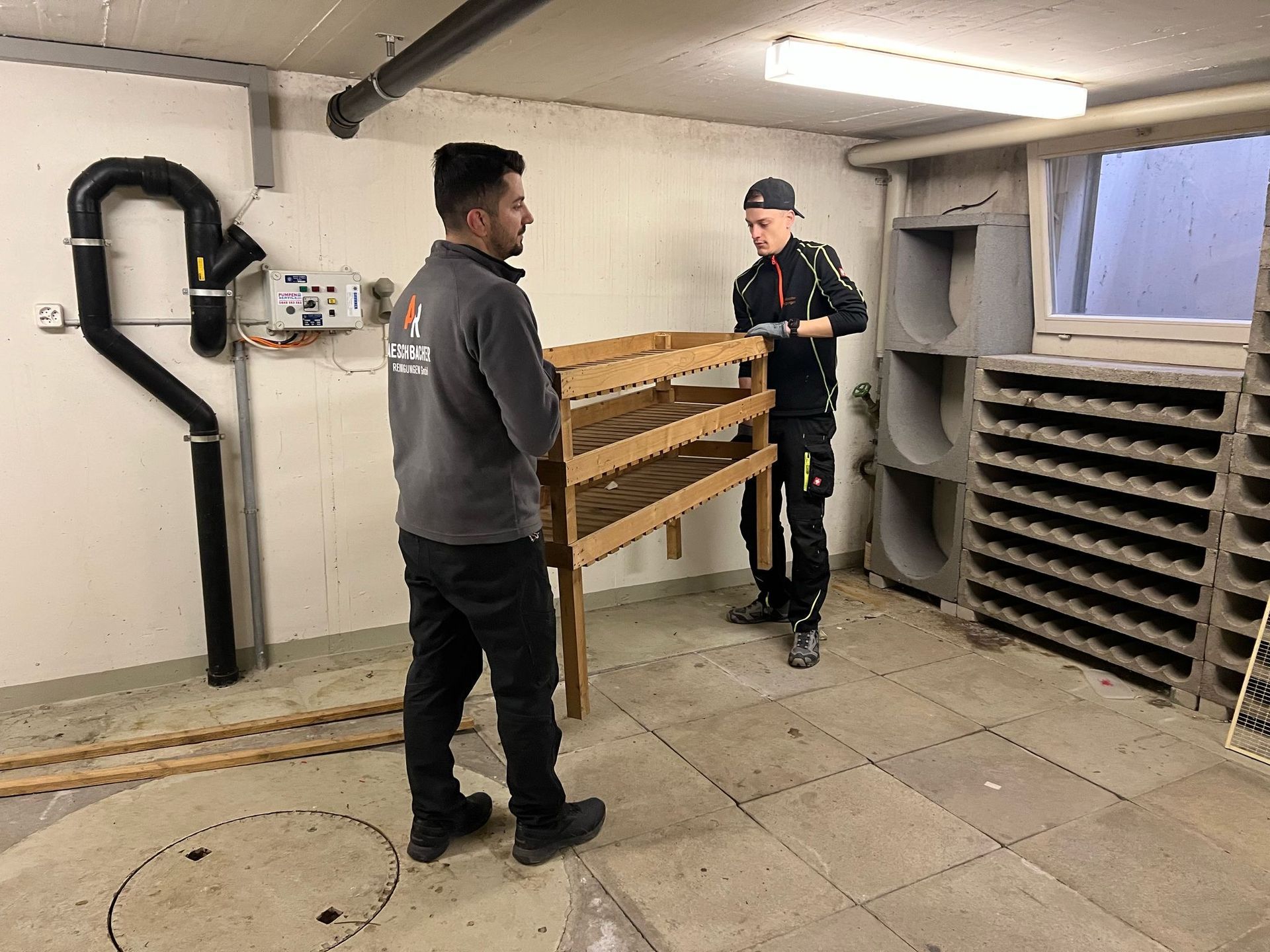 Eine Frau sitzt auf einer Couch und telefoniert mit einem Mobiltelefon.
