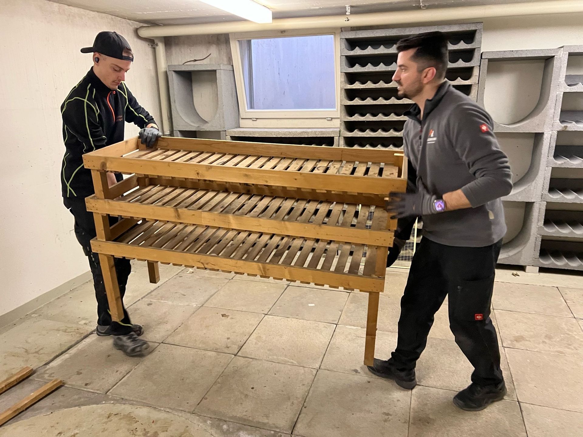 Eine Frau sitzt auf einer Couch und telefoniert mit einem Mobiltelefon.