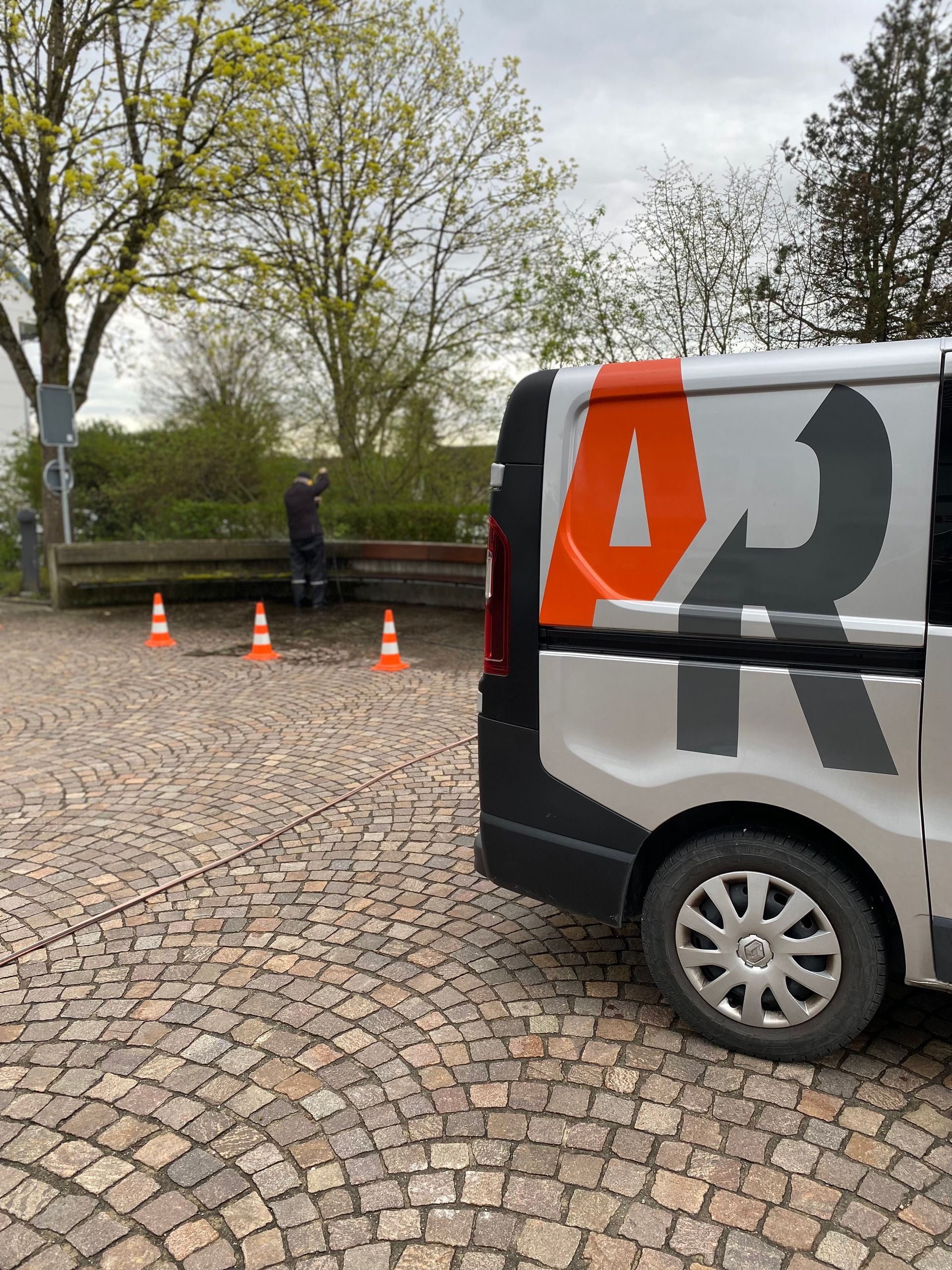 Ein Mann steht hinten in einem mit Pappkartons gefüllten Lieferwagen.