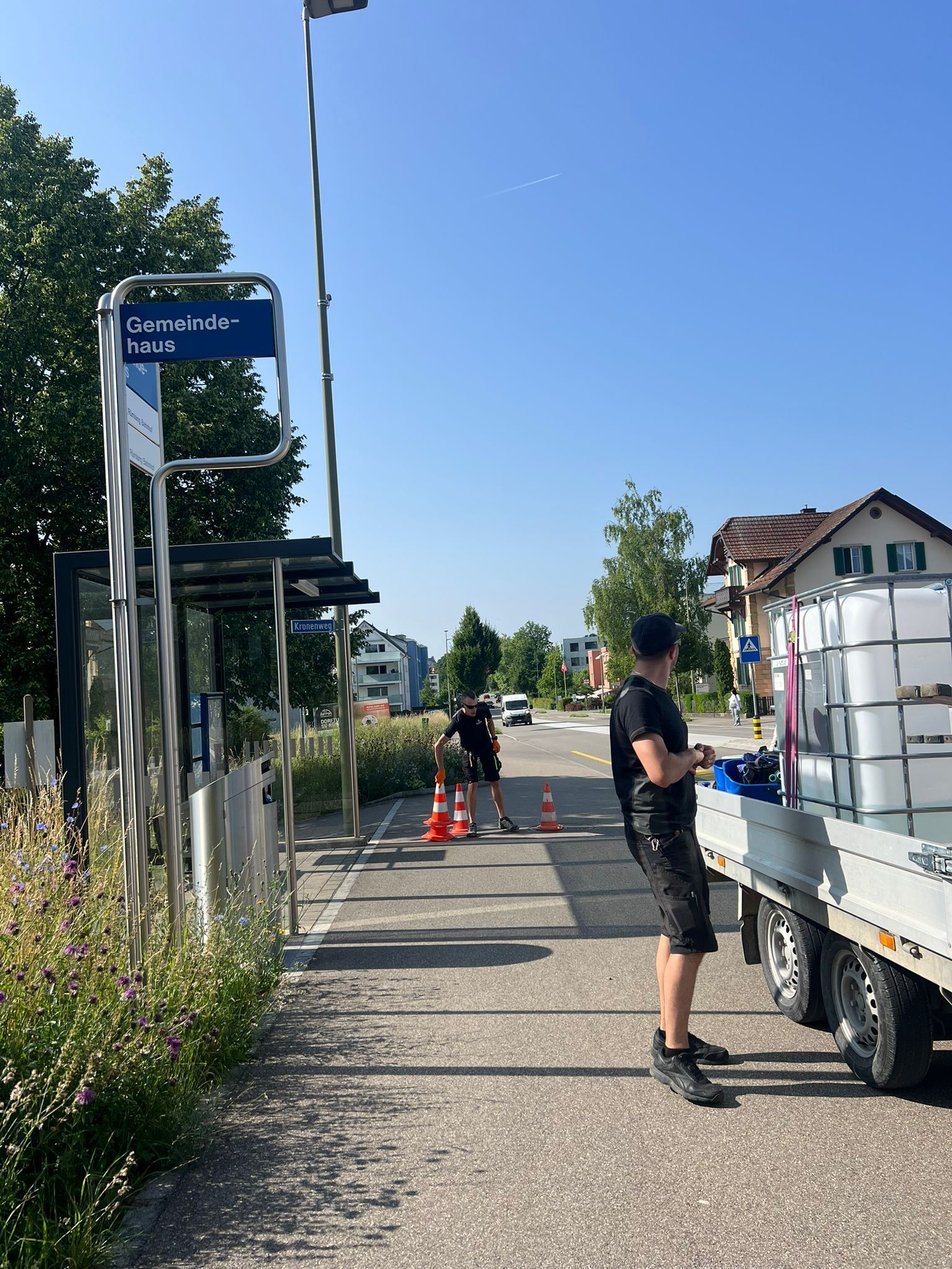 Zwei Männer stehen vor einem Lieferwagen voller Kisten.