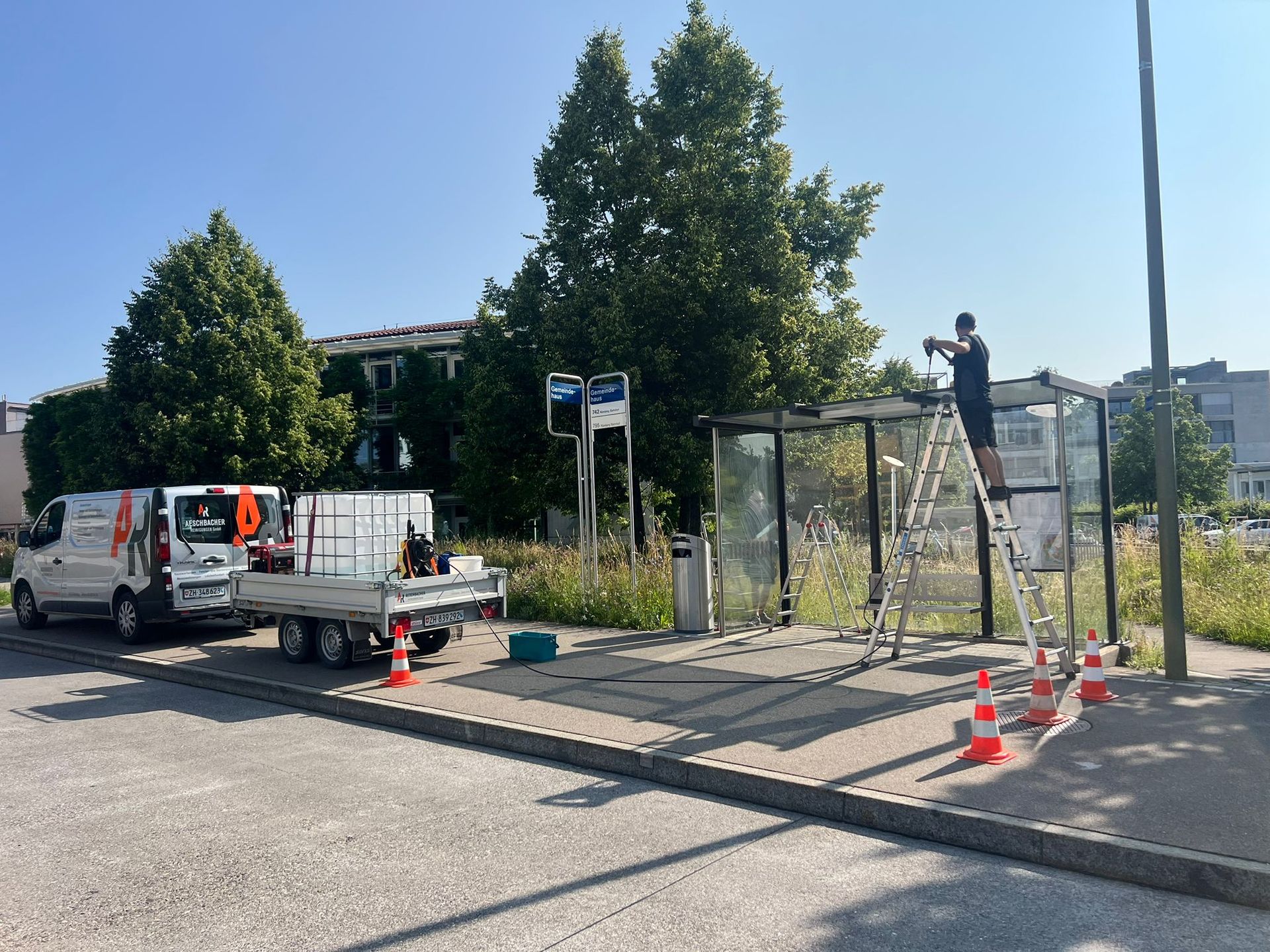 Ein Mann steht hinten in einem mit Pappkartons gefüllten Lieferwagen.