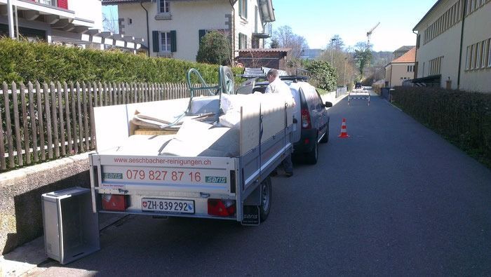 Ein junger Mann sitzt auf dem Fahrersitz eines weißen Lieferwagens.