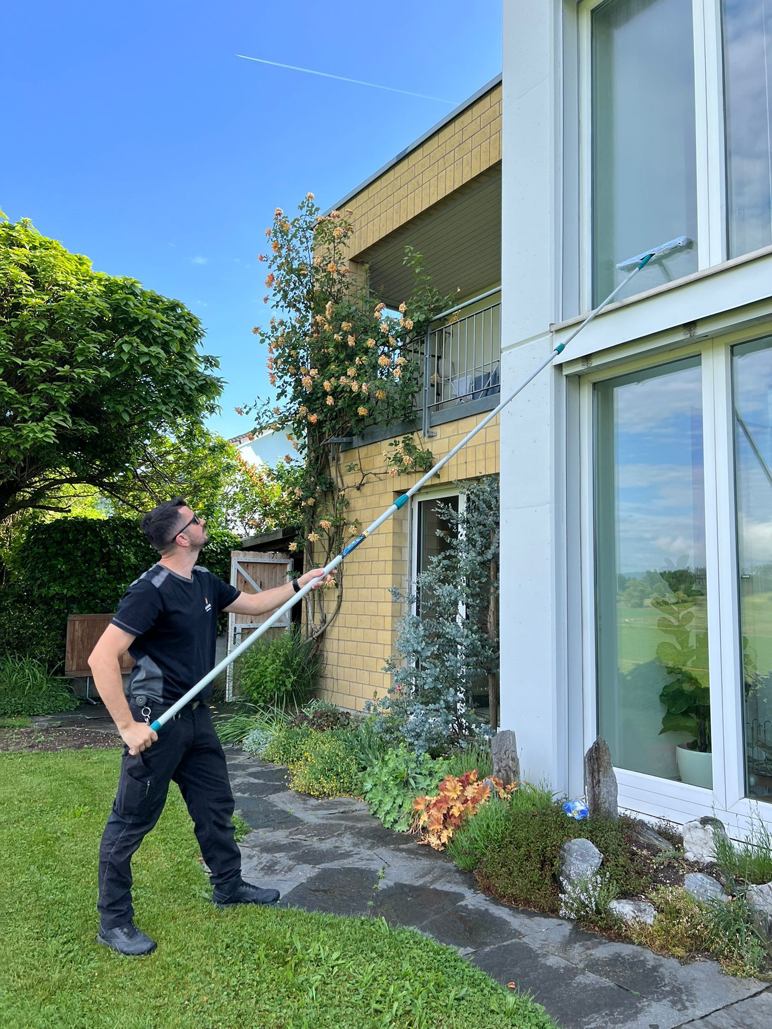 Zwei Männer tragen Kisten aus einem Lieferwagen.