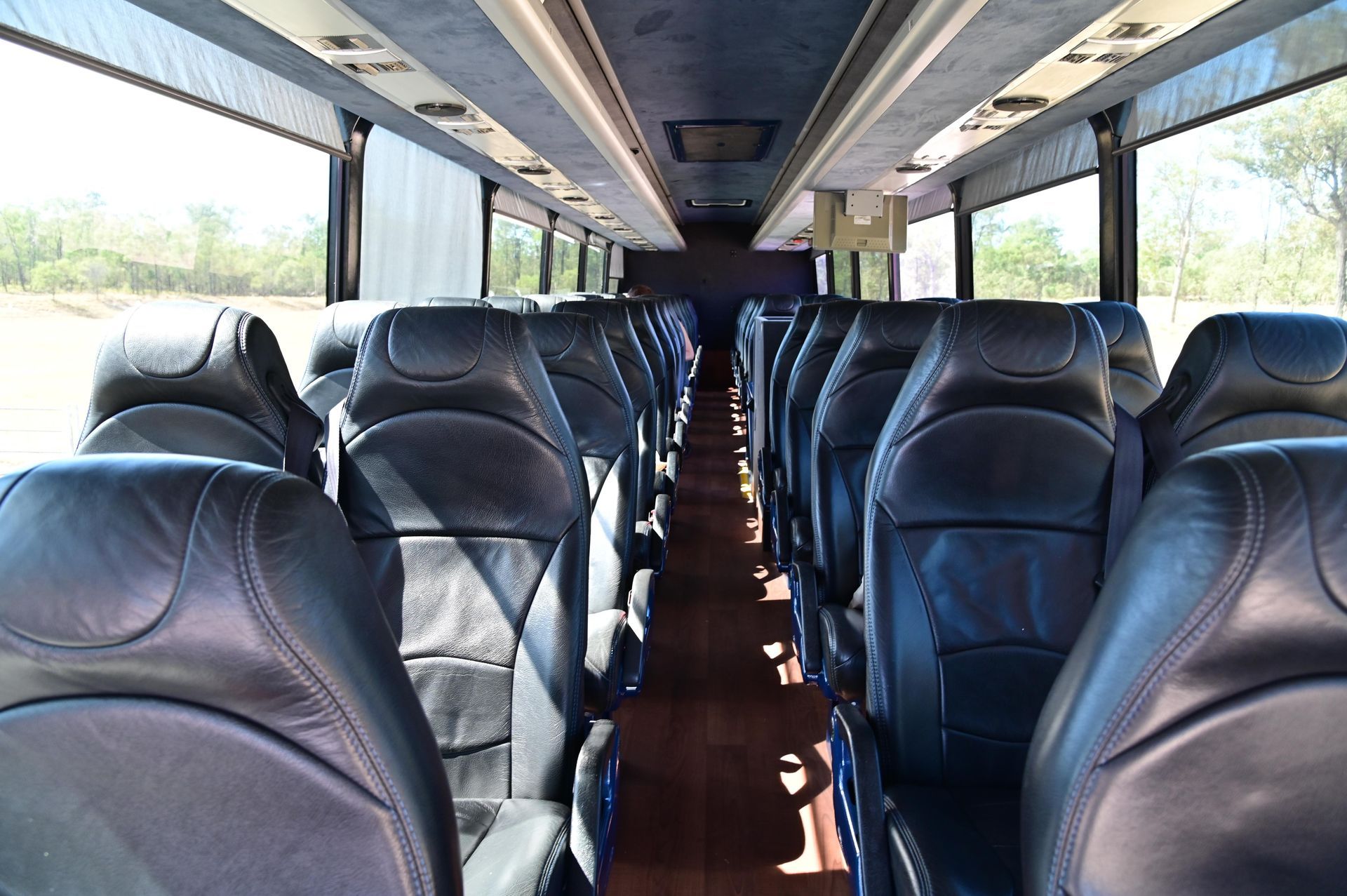 Das Innere eines Busses mit Reihen schwarzer Sitze