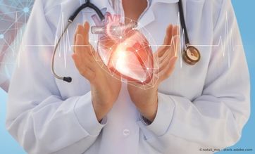 Arzt mit animiertem Herzen in der Hand