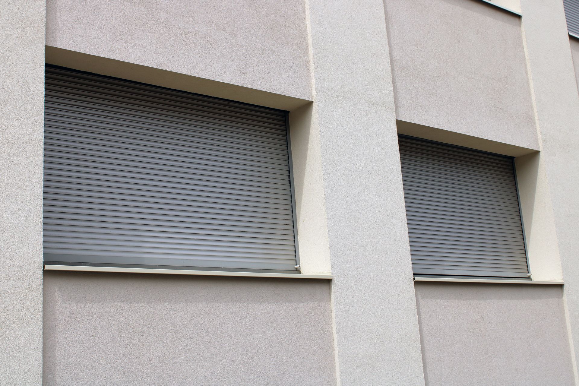 Extérieur d'un bâtiment comportant deux fenêtres.