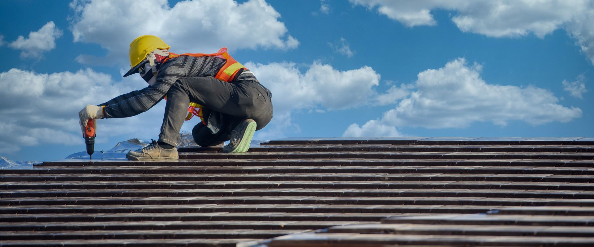 Un homme sur un toit.