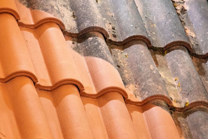 Des tuiles de terre cuite rouge propres et sales, côte à côte.
