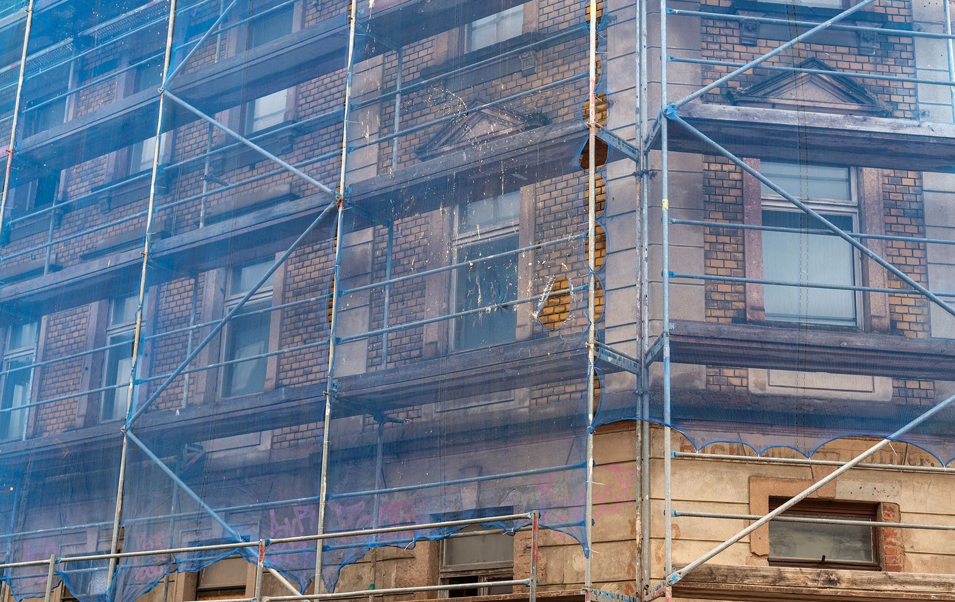 Die Gebäudefassade war während der Renovierungsarbeiten mit einem blauen Gerüstnetz verhüllt.