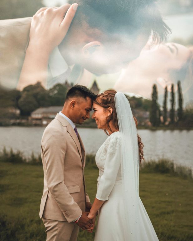Plateau d'amuse-gueules sur des cuillères ; une personne tient le plateau. Garnitures variées dans un cadre extérieur.