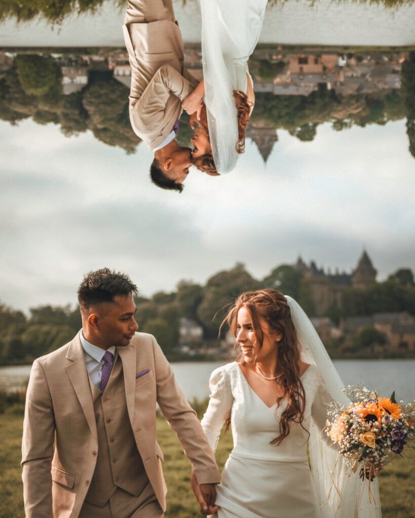 Couple de mariés, homme en costume beige et mariée en robe blanche, marchant main dans la main.