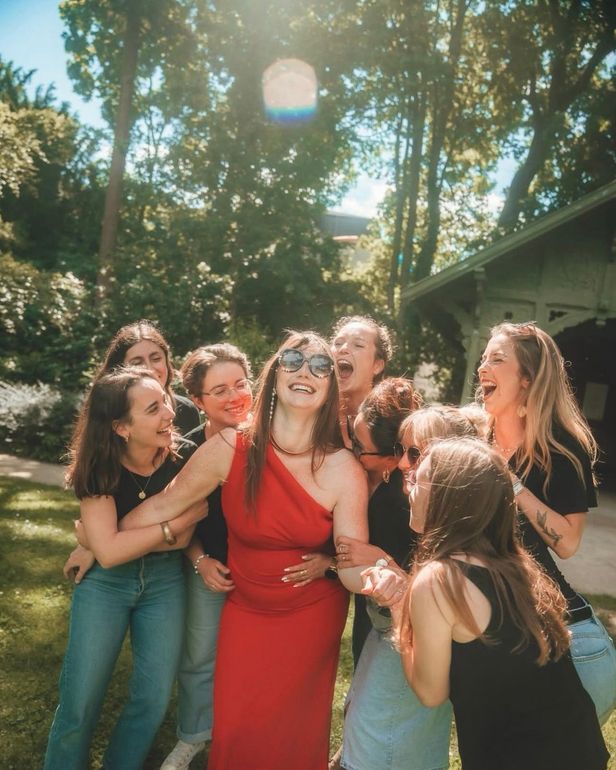 Voiture de sport Porsche verte exposée.