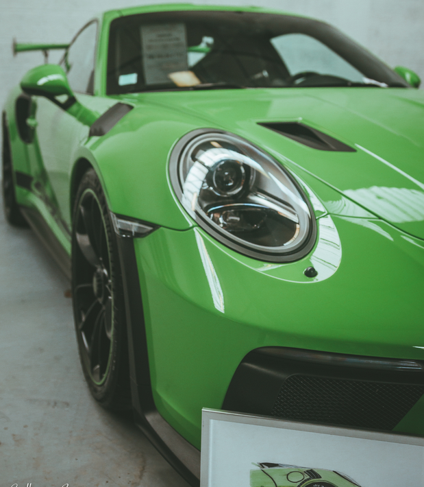 Voiture de sport Porsche verte exposée.