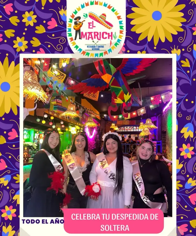 Cuatro mujeres con fajas en el restaurante 