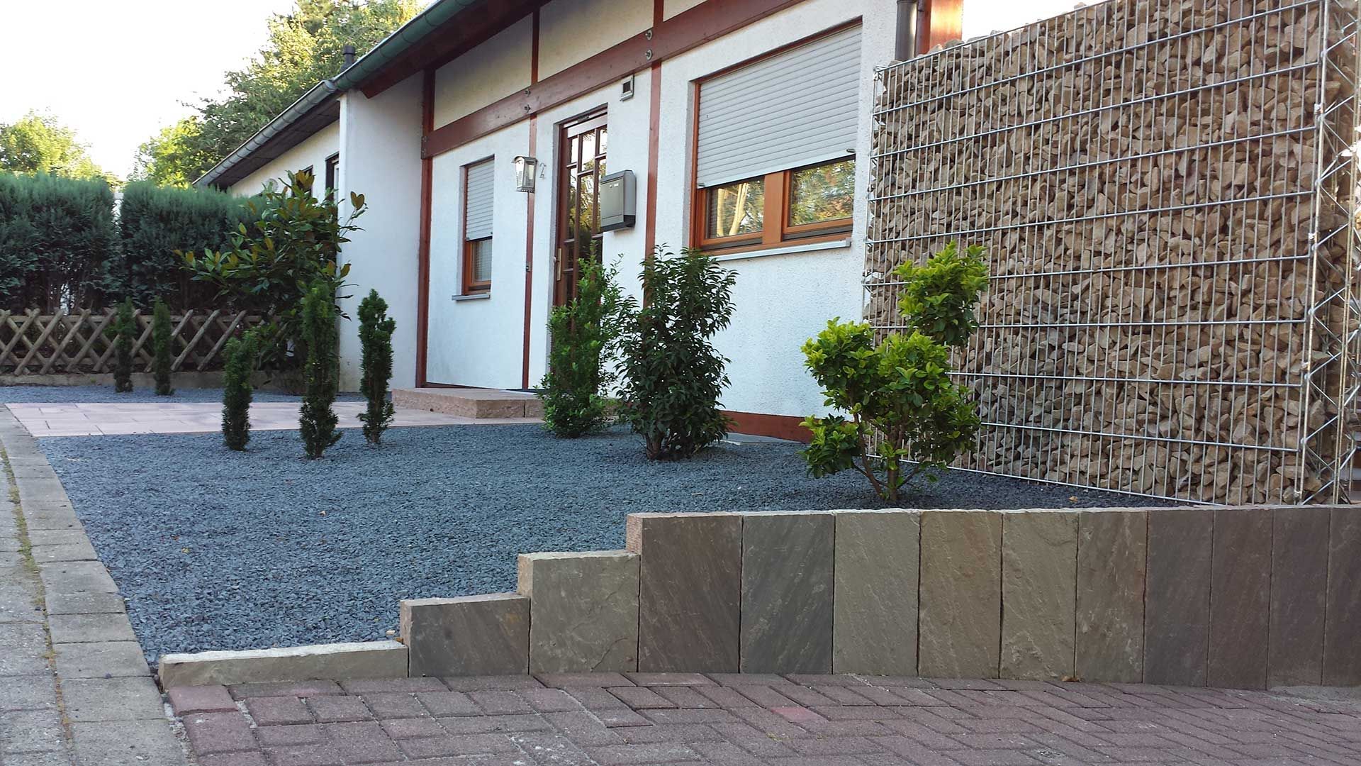 Haus, Mauer, Vorgarten