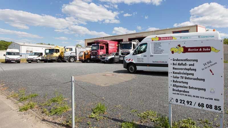 Eine Reihe von Lastwagen parkt vor einem Gebäude