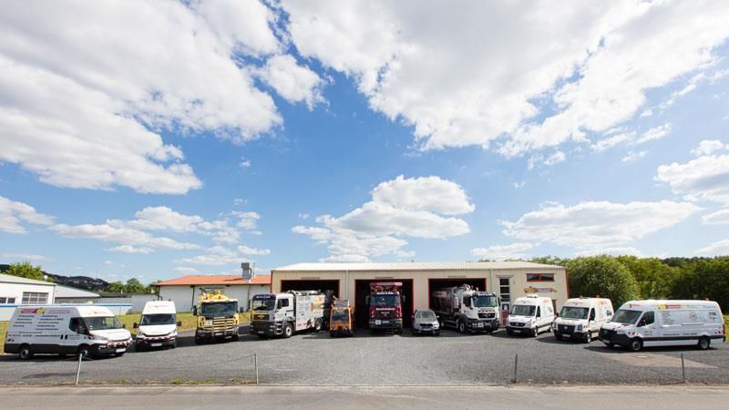 Eine Reihe von Lastwagen parken vor einem Gebäude