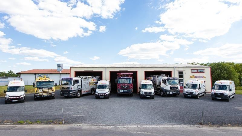 Eine Reihe von Lastwagen parkt vor einem Gebäude