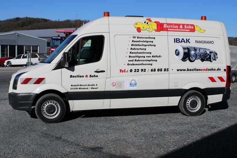 Ein weißer Lieferwagen mit dem Wort „Bak“ auf der Seite