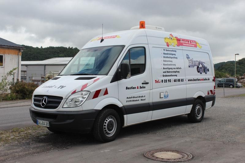 Ein weißer Mercedes-Van steht am Straßenrand