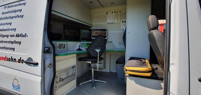 Das Innere eines weißen Lieferwagens mit offener Tür